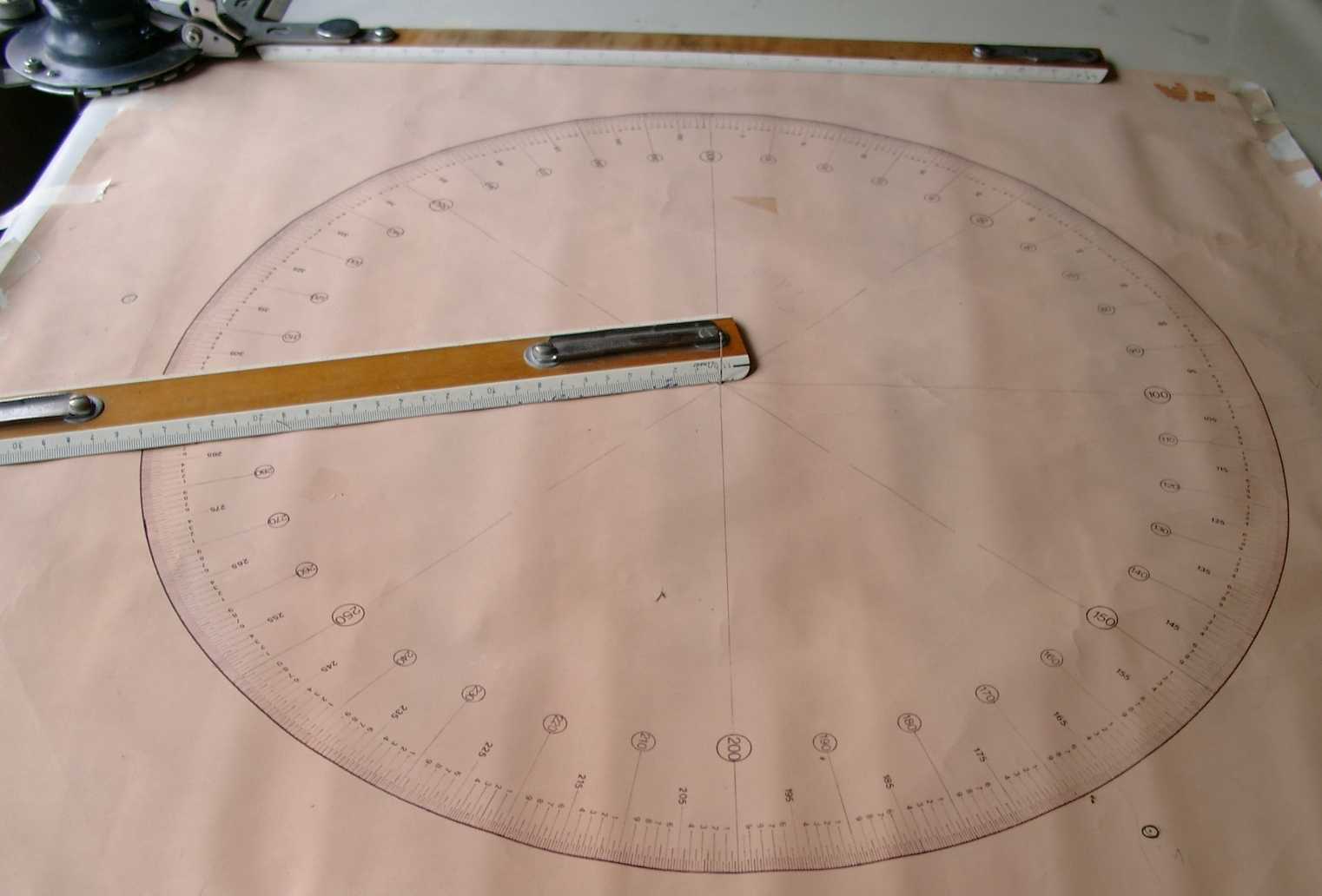 Fig. 9 - Rapportatore, spillo e riga